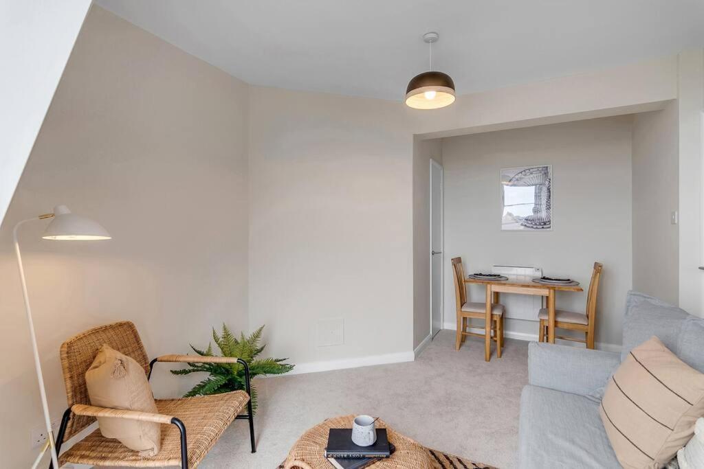 1-Bed Seaside Apartment With Parking Cromer Exterior photo