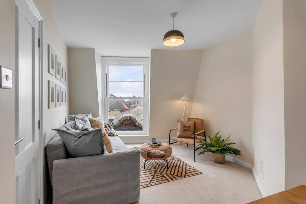1-Bed Seaside Apartment With Parking Cromer Exterior photo